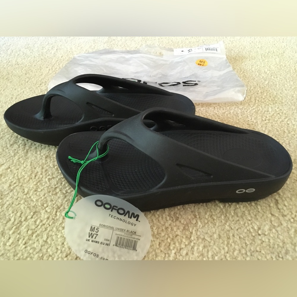 New OOFOS Black Recovery Foam Flip Flop Sandals